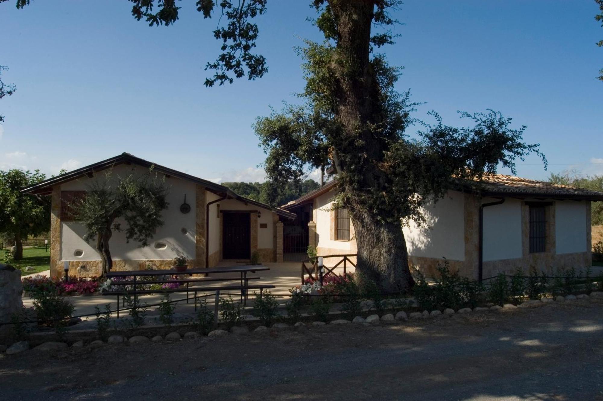 Hotel La Casa Nella Prateria Altomonte Exterior foto